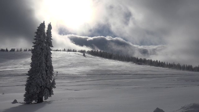 In Muntii Sureanu s-au amenajat noua partii de schi. "Peisajul este unic, nu cred ca are termen de comparatie"