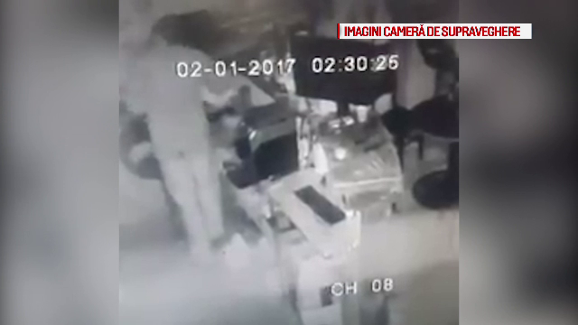 Barbat filmat spargand un bar din Timis in noaptea de Revelion. Proprietarul a publicat imaginile pe Facebook