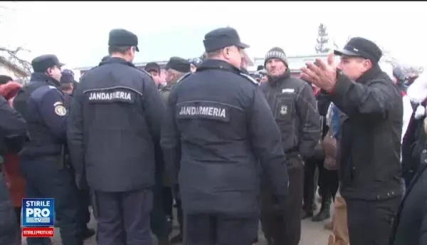 Primarul atacat cu oua pentru ca nu le-a organizat localnicilor petrecere de Anul Nou, internat in spital. Protestul continua