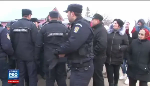 Primarul atacat cu oua pentru ca nu le-a organizat localnicilor petrecere de Anul Nou, internat in spital. Protestul continua