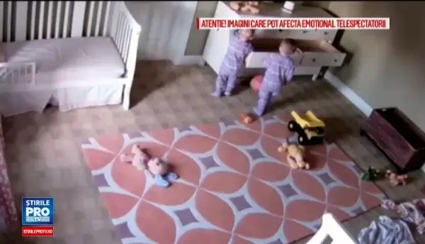 Momentul in care un dulap se prabuseste peste doi copii in timp ce se jucau in camera lor. Reactia unuia dintre frati. VIDEO