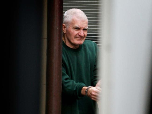 Un batran si-a ucis sotia si nepotii cu salbaticie si a primit doua condamnari pe viata. Ce a facut apoi in celula sa