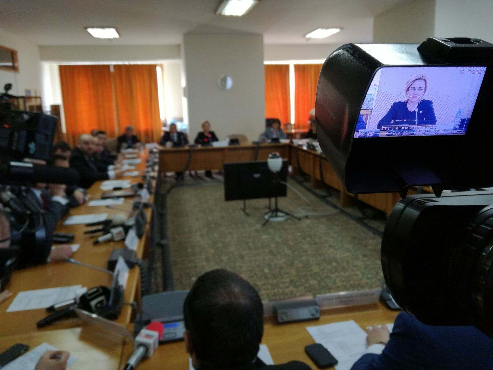 Dispute la audierea ministrului propus la MAI, Carmen Dan. Sedinta a avut loc cu usile inchise, iar jurnalistii, scosi afara