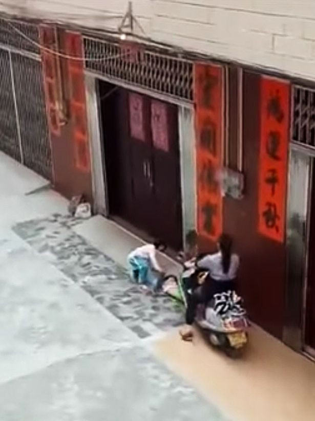 O femeie a fost filmata in timp ce l-a calcat pe picioare, cu scuterul, pe un copil de 5 ani. Ce a patit agresoarea