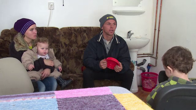 O familie din Bistrita a ajuns sa doarma in gara dupa ce patronul l-a concediat pe tata. Jandarmii i-au salvat de la moarte