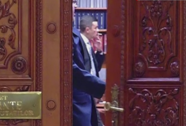 Sorin Grindeanu, filmat in timp ce fuma in biroul lui Liviu Dragnea. De ce nu poate fi amendat pentru ca a fumat in interior