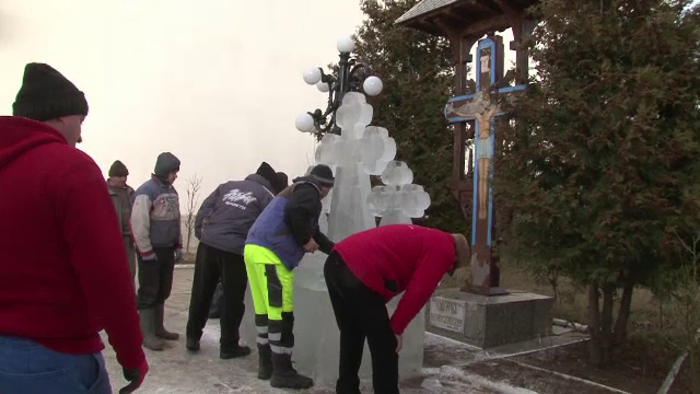 Legenda crucilor din gheata inalte de cativa metri facute de Boboteaza, intr-un sat din Suceava. "Numai pompierii le fac"