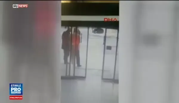 Autorul masacrului din Istanbul este in continuare liber, iar ancheta s-a blocat. Noi imagini cu teroristul