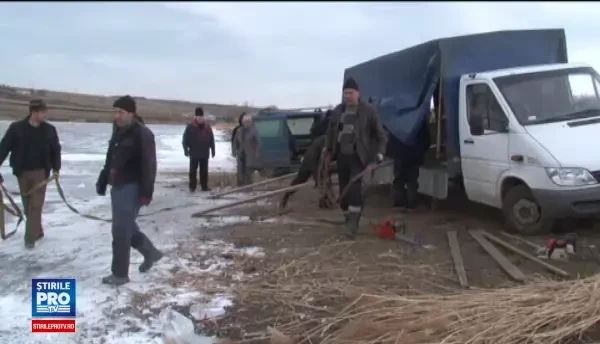 Legenda crucilor din gheata inalte de cativa metri facute de Boboteaza, intr-un sat din Suceava. Numai pompierii le fac