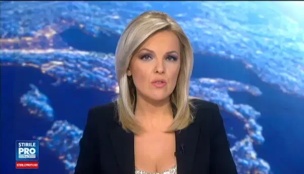 O tanara a fost lovita de trasnet pe o plaja din Brazilia, iar momentul a fost filmat