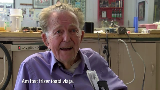 A implinit o suta de ani si inca merge la serviciu in fiecare zi. Cat costa un tuns la frizerul din Statele Unite