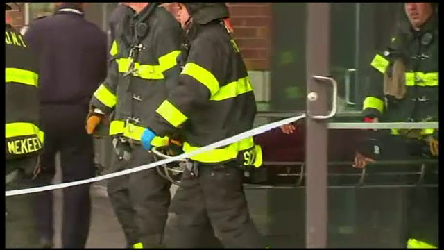 Un tren a deraiat in New York, iar cel putin 100 de oameni au fost raniti. Greseala comisa de mecanic