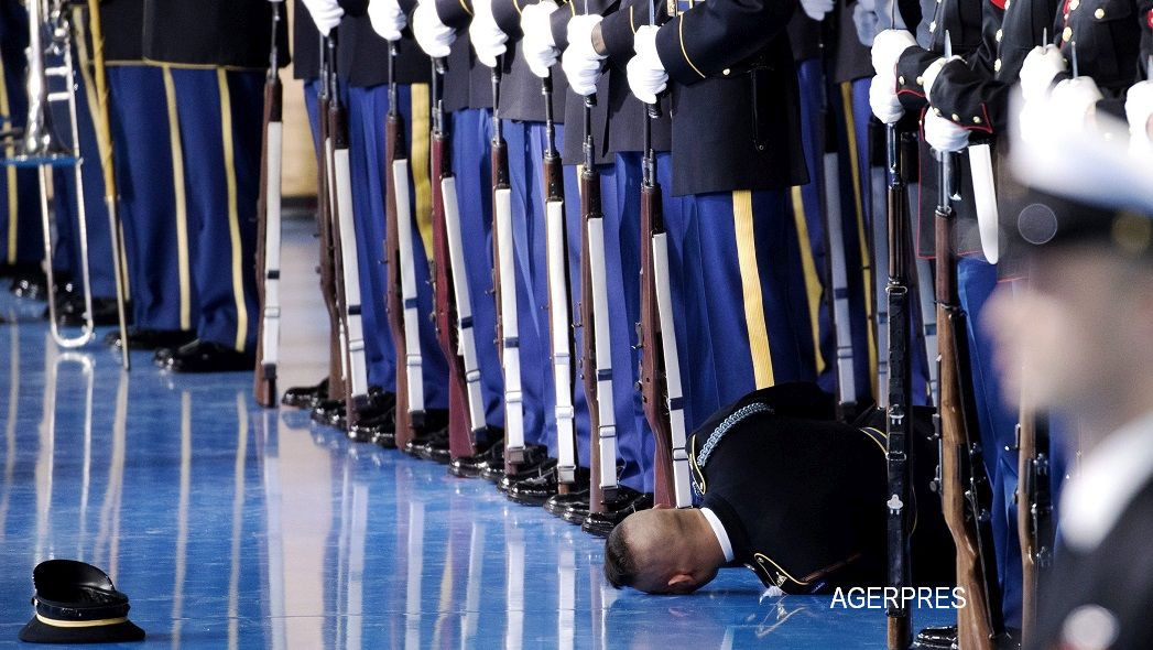 Incident in timpul discursului de ramas bun al lui Barack Obama. Ce i s-a intamplat unui membru al Garzii de Onoare. FOTO