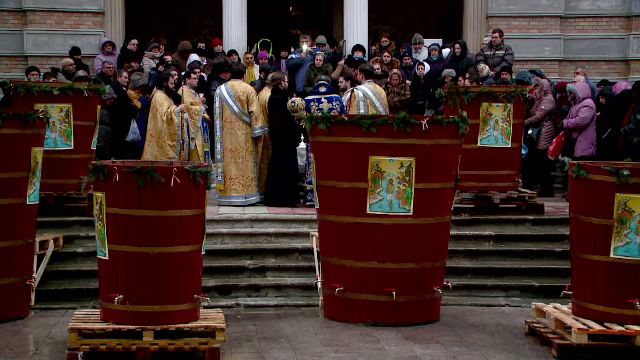 BOBOTEAZA: Peste 500 de credinciosi la sfintirea apei, la Constanta. Arhiepiscopul Tomisului a trecut inainte pe la politie