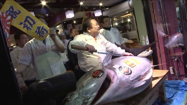 74.000 USD a platit un restaurant din Tokyo pentru un ton, la o licitatie cu traditie. Piata in care s-a tinut va fi inchisa