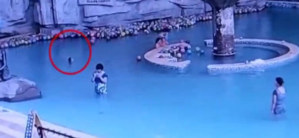 Momentul in care un copil de 4 ani moare inecat in piscina in timp ce mama lui tasteaza pe telefon la 4 m distanta de el