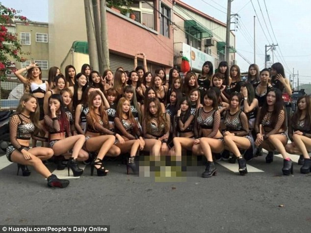 Fiul unui fost oficial taiwanez a angajat 50 de stripteuse pentru inmormantarea tatalui sau: "A iubit viata mult". VIDEO