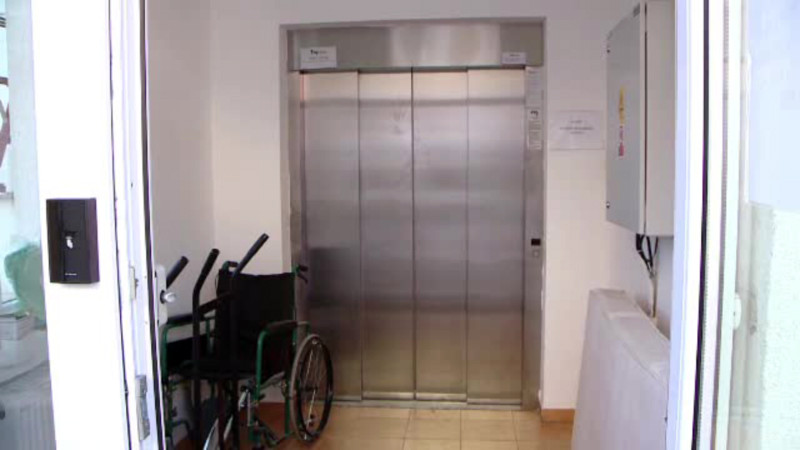 O pacienta dusa la terapie intensiva a ramas blocata in liftul spitalului. Cum a fost salvata cand s-a terminat oxigenul
