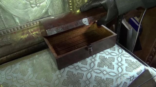 O cruce de argint veche de 350 de ani a fost furată dintr-o biserică monument istoric