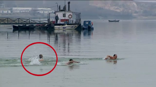 Apele Dunarii, sfintite in ajun de Boboteaza. Singurul barbat care a reusit fara probeme sa recupereze crucea aruncata in apa