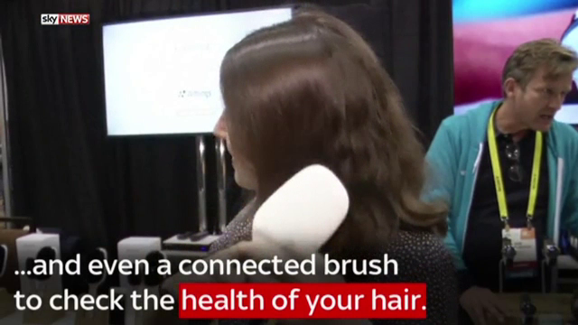 Pantaloni care va conduc la destinatie sau peria care va spune cat de sanatos e parul. Inventiile testate la CES 2017