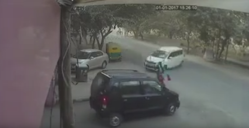 Miracol de Anul Nou. O femeie din India a supravietuit dupa ce a fost izbita de o masina si aruncata sub o alta. VIDEO