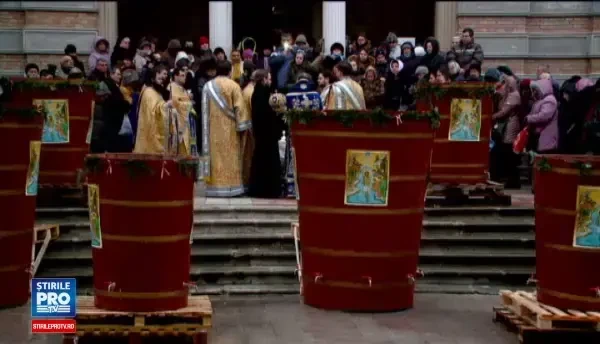 BOBOTEAZA: Peste 500 de credinciosi la sfintirea apei, la Constanta. Arhiepiscopul Tomisului a trecut inainte pe la politie