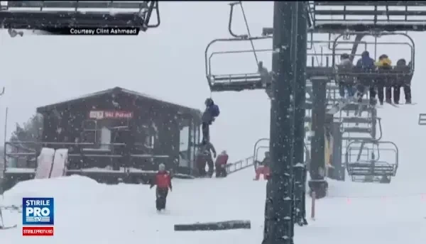 Un baiat a cazut din telescaun si a ramas agatat din cauza unei bretele a rucsacului. Ce a facut dupa ce a ramas suspendat