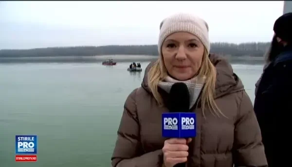 Apele Dunarii, sfintite in ajun de Boboteaza. Singurul barbat care a reusit fara probeme sa recupereze crucea aruncata in apa