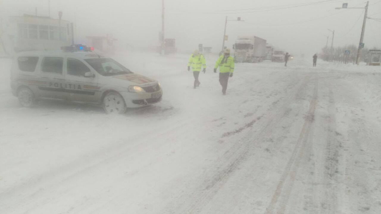 O ambulanță și 6 mașini au rămas înzăpezite pe un drum din Vrancea