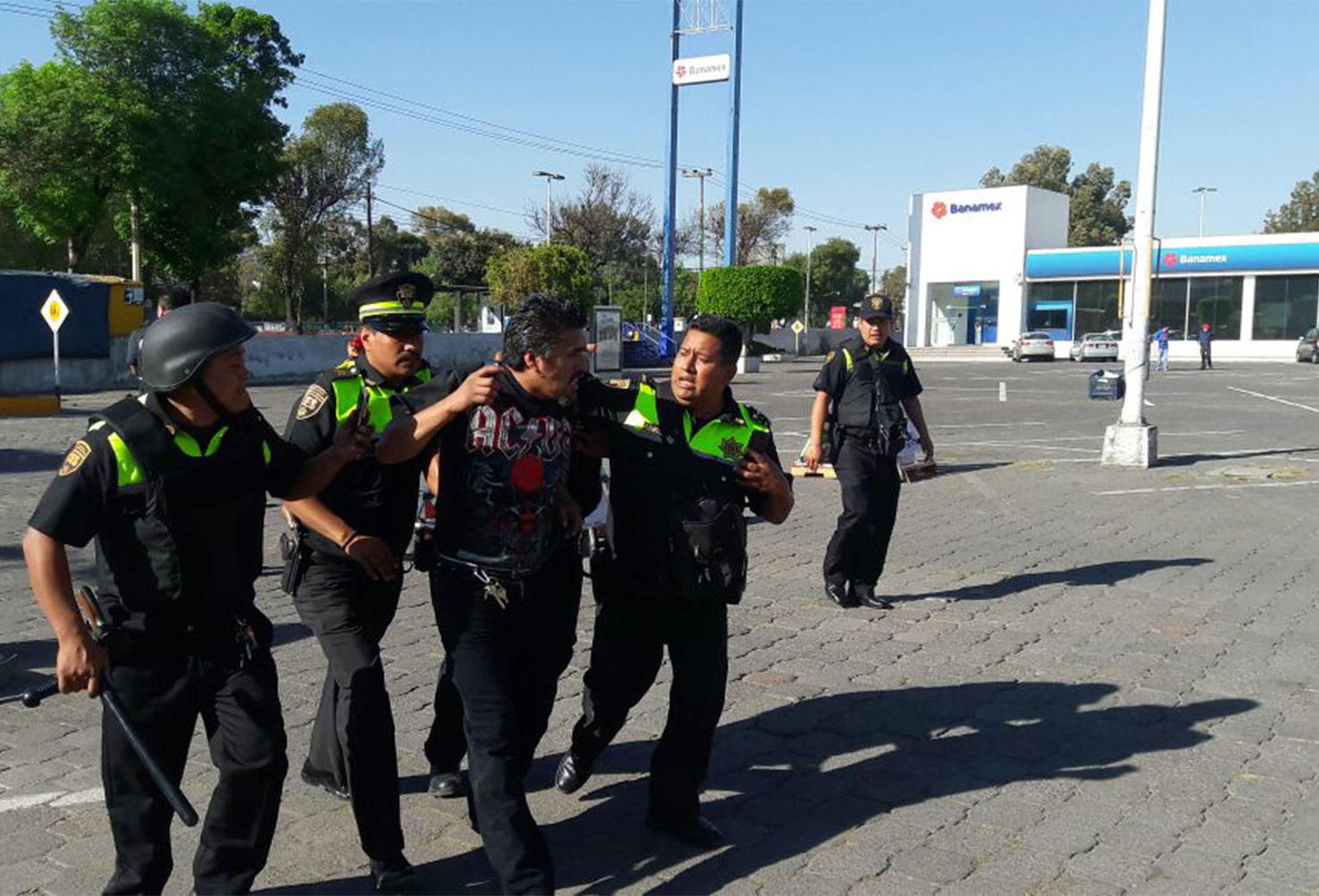 Noi violente in Mexic, dupa protestele impotriva cresterii pretului benzinei. Un om a murit si mai multi au fost raniti