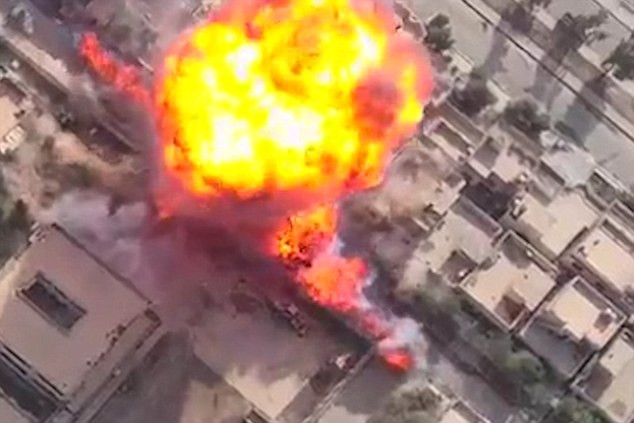 Atentatele cu masina-capcana ale ISIS, filmate cu o drona. VIDEO