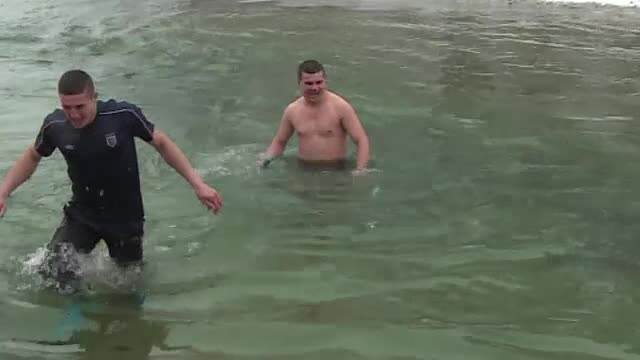 Pentru a opta oara consecutiv, Marian Ciungu a scos crucea din raul Gilort. Cati bani i-a dat preotul pentru gestul sau