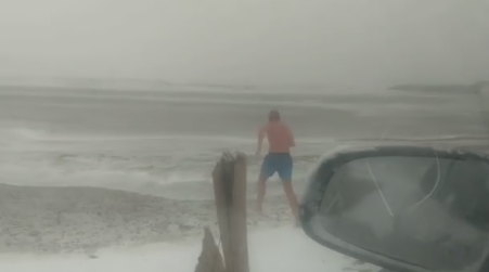 Un constantean a facut baie in mare, la Mamaia, pe cod rosu de viscol. Imaginile filmate de un prieten. VIDEO