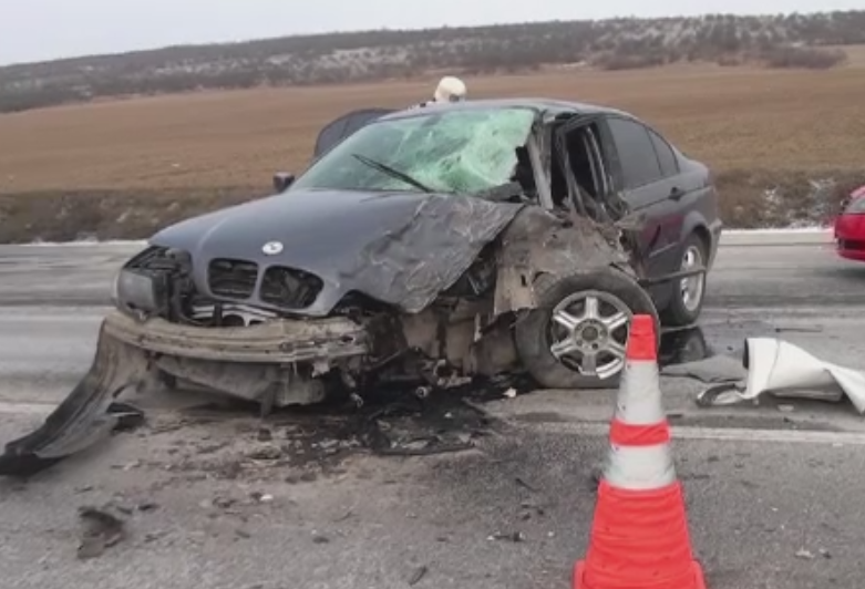 Plan rosu de interventie, pe DN 85. Sapte raniti, dupa ce un sofer a intrat pe contrasens si s-a izbit de un microbuz