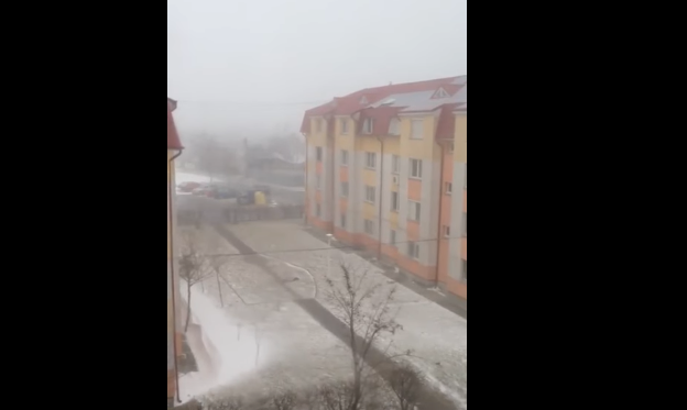 Acoperisul unui bloc cu patru etaje din Braila, dislocat de vantul puternic. VIDEO