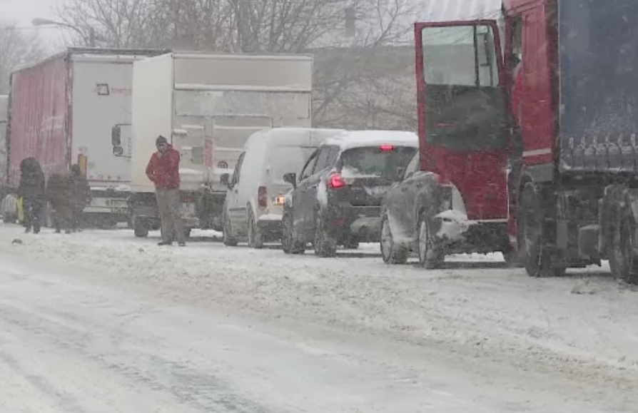 Soferi nervosi dupa ce DN2, care leaga Capitala de Moldova, a fost inchis din cauza viscolului. "Pentru ce platesc taxe?"