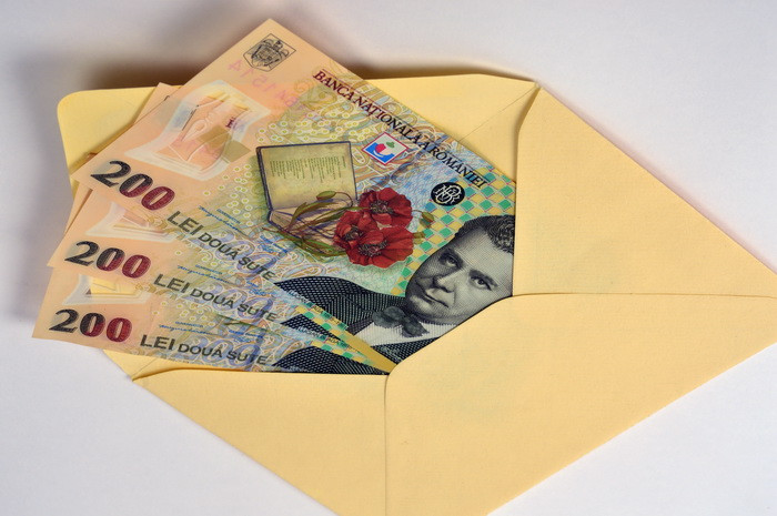 Un barbat din Valea Seaca a gasit 1000 de lei pierduti in zapada si i-a predat politiei. Ce a primit, in semn de multumire