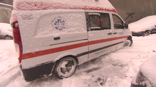 Pe strazile dintre blocuri ambulantele au ramas inzapezite. In cat timp au facut un traseu in mod normal de 5 minute