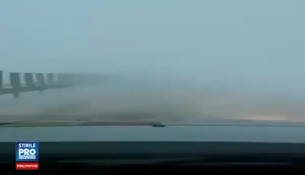 O masina de politie supravegheaza A2 pe viscol