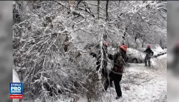 Capitala, lovita cu forta de ninsoarea vijelioasa. Probleme atat pe sosele, cat si la metrou