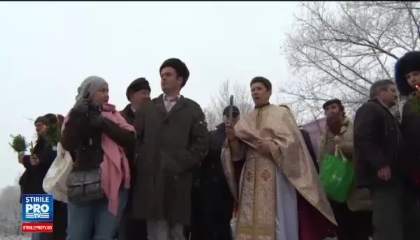 Pentru a opta oara consecutiv, Marian Ciungu a scos crucea din raul Gilort. Cati bani i-a dat preotul pentru gestul sau