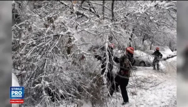Capitala, lovita cu forta de ninsoarea vijelioasa. Probleme atat pe sosele, cat si la metrou