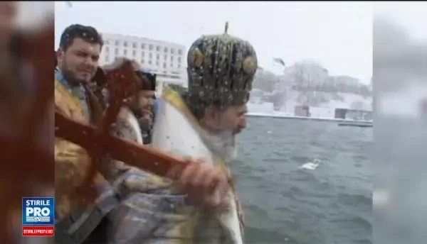 Procesiunile de Boboteaza, anulate din cauza viscolului in mai multe orase. Coada imensa, pe Dealul Mitropoliei