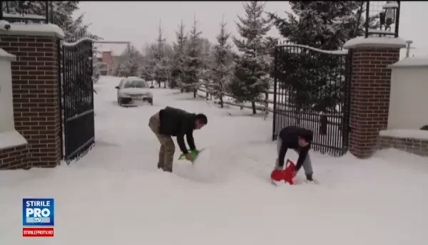 Surprinsi la munte de viscol, unii turisti si-au prelungit vacanta pentru a nu ramane inzapeziti