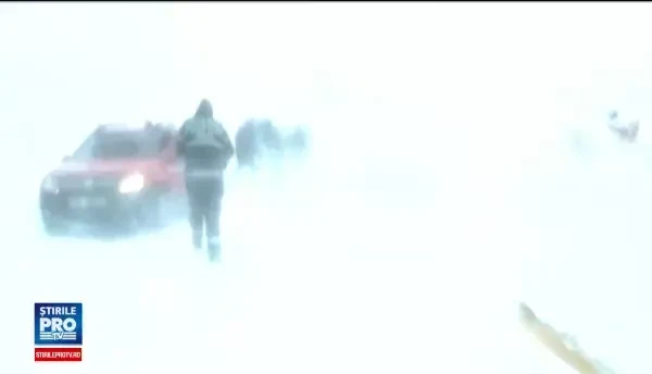 CODUL PORTOCALIU prelungit pentru opt judete. Doua persoane au murit pentru ca salvatorii n-au avut cum sa ajunga pana la ei