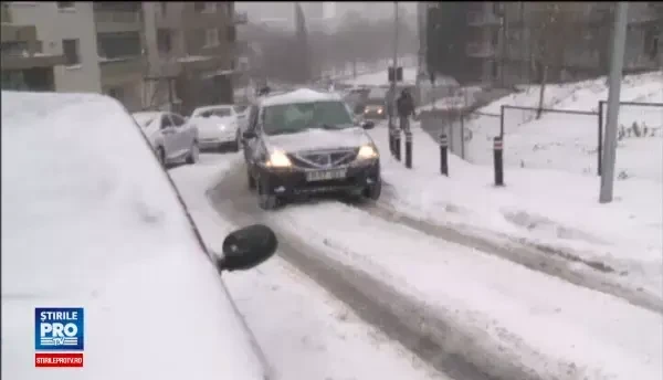 Copaci, acoperisuri si panouri publicitare rupte de viscolul din Capitala. Circulatie ingreunata in majoritatea zonelor