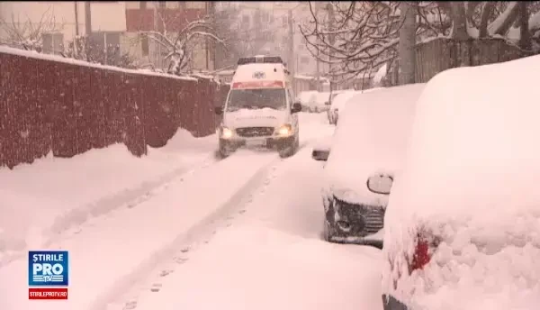 Pe strazile dintre blocuri ambulantele au ramas inzapezite. In cat timp au facut un traseu in mod normal de 5 minute