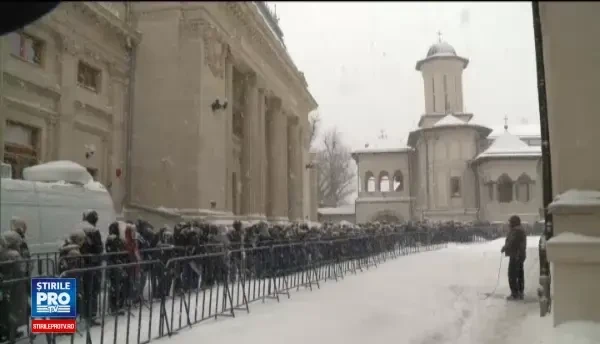 Oamenii au asteptat ore intregi la coada la Patriarhie pentru agheasma. Pui niste bani in apa si te speli pe fata