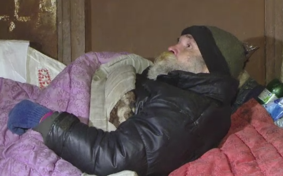 Oamenii fara adapost din Iasi, culesi de pe strazi de politie. Gabriel traieste de 20 de ani pe drumuri